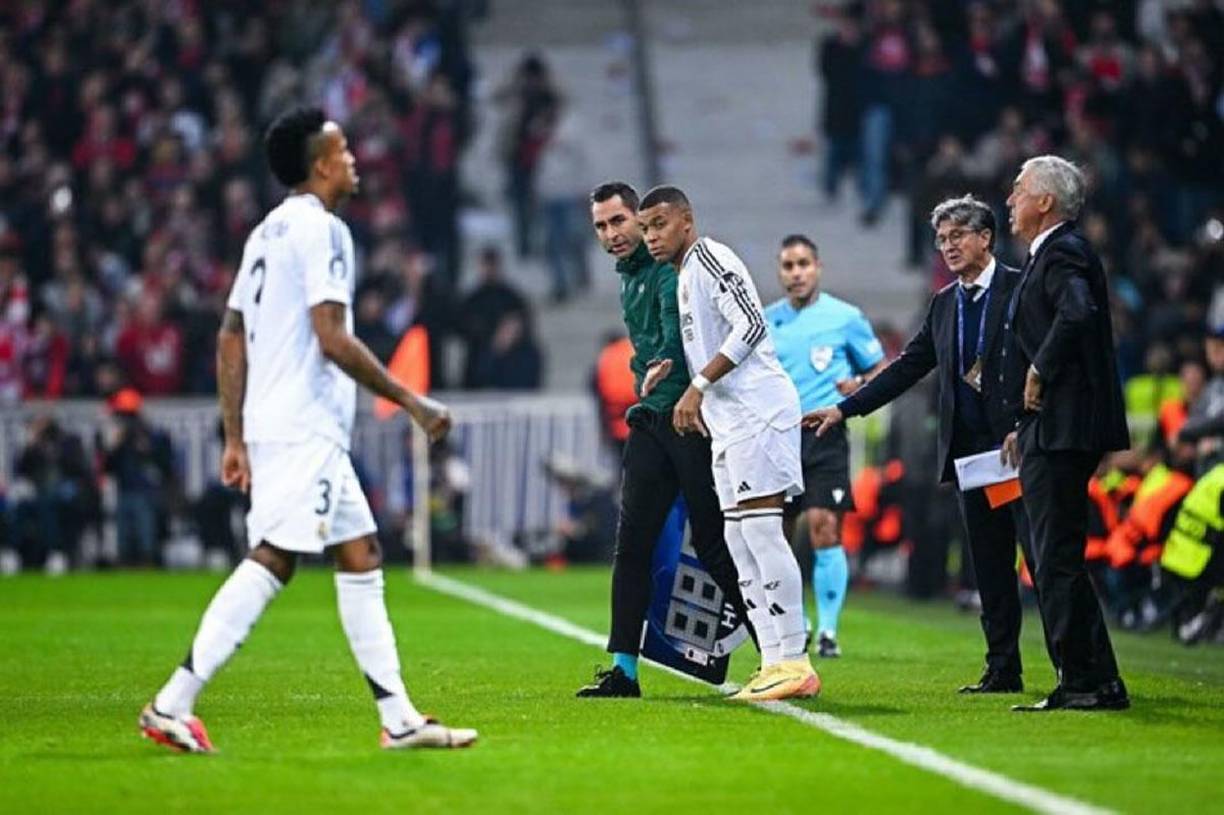 Kylian Mbappé se recuperó rápido de una lesión y entró de cambio en el minuto 57 en lugar de Endrick.