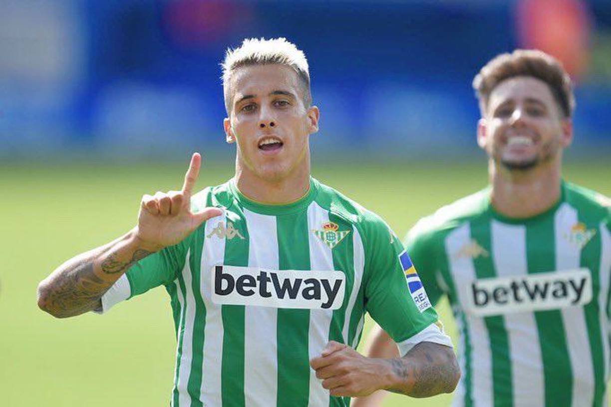 El extremo español Cristian Tello anunció su adiós del Real Betis de cara a la próxima temporada. Llegó al Betis en el verano de 2017 tras sendas cesiones en el Oporto portugués y el Fiorentina italiano desde el Barcelona, en el que debutó en 2012 y con el que llegó a ser internacional un año más tarde.
