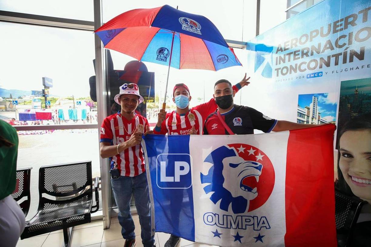 Aficionados del Olimpia llegaron al aeropuerto Toncontín de Tegucigalpa para recibir al campeón de la Liga Concacaf 2022.