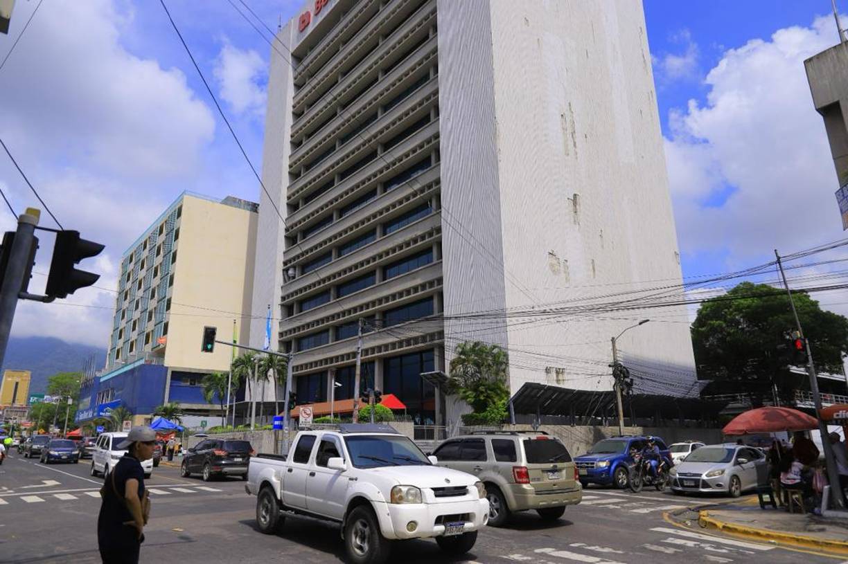 Pese a que han surgido decenas de edificios verticales, el edificio del banco Atlántida en la primera calle, sigue siendo imponente y destacando en la ciudad desde lo alto.