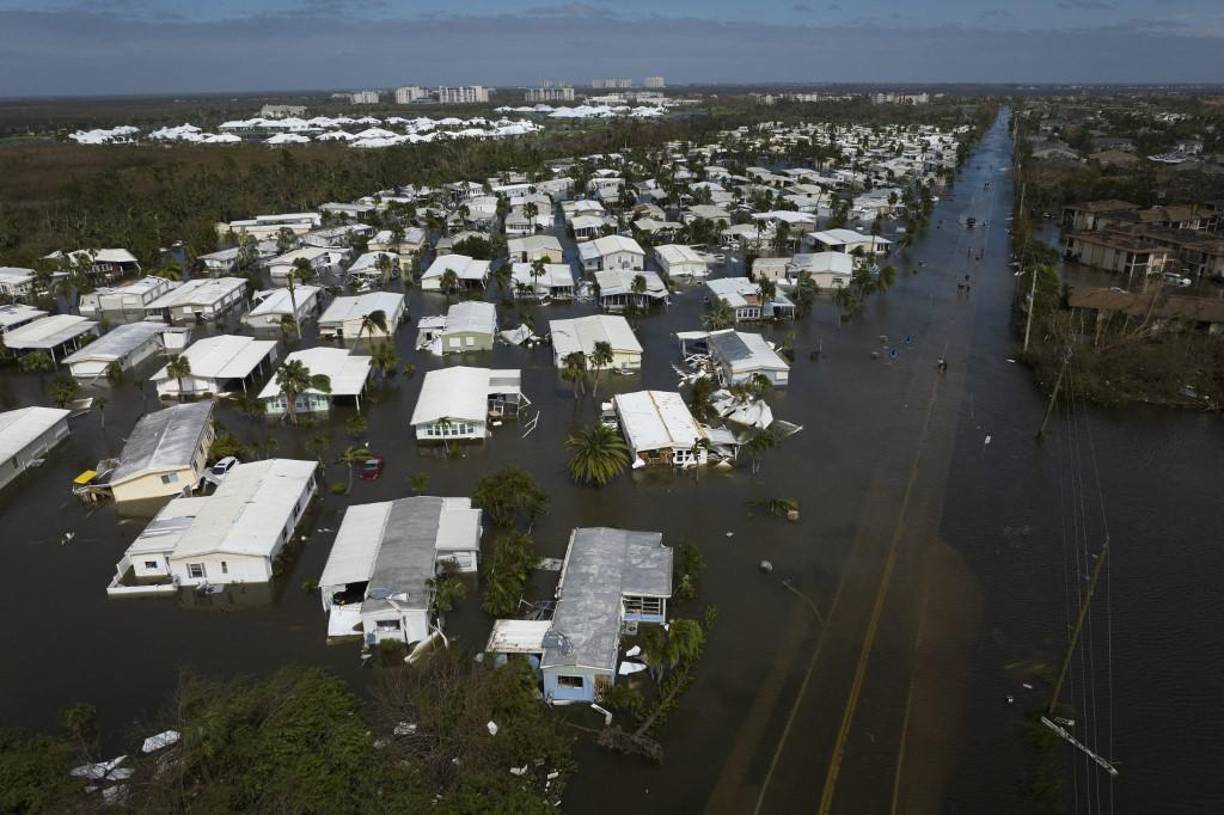 En Fort Myers, una ciudad tranquila de unos 83.000 habitantes, la subida del río Caloosahatchee empujó decenas de barcos pequeños amarrados en la marina hasta las calles del centro, donde reposan ahora sobre la tierra firme. 