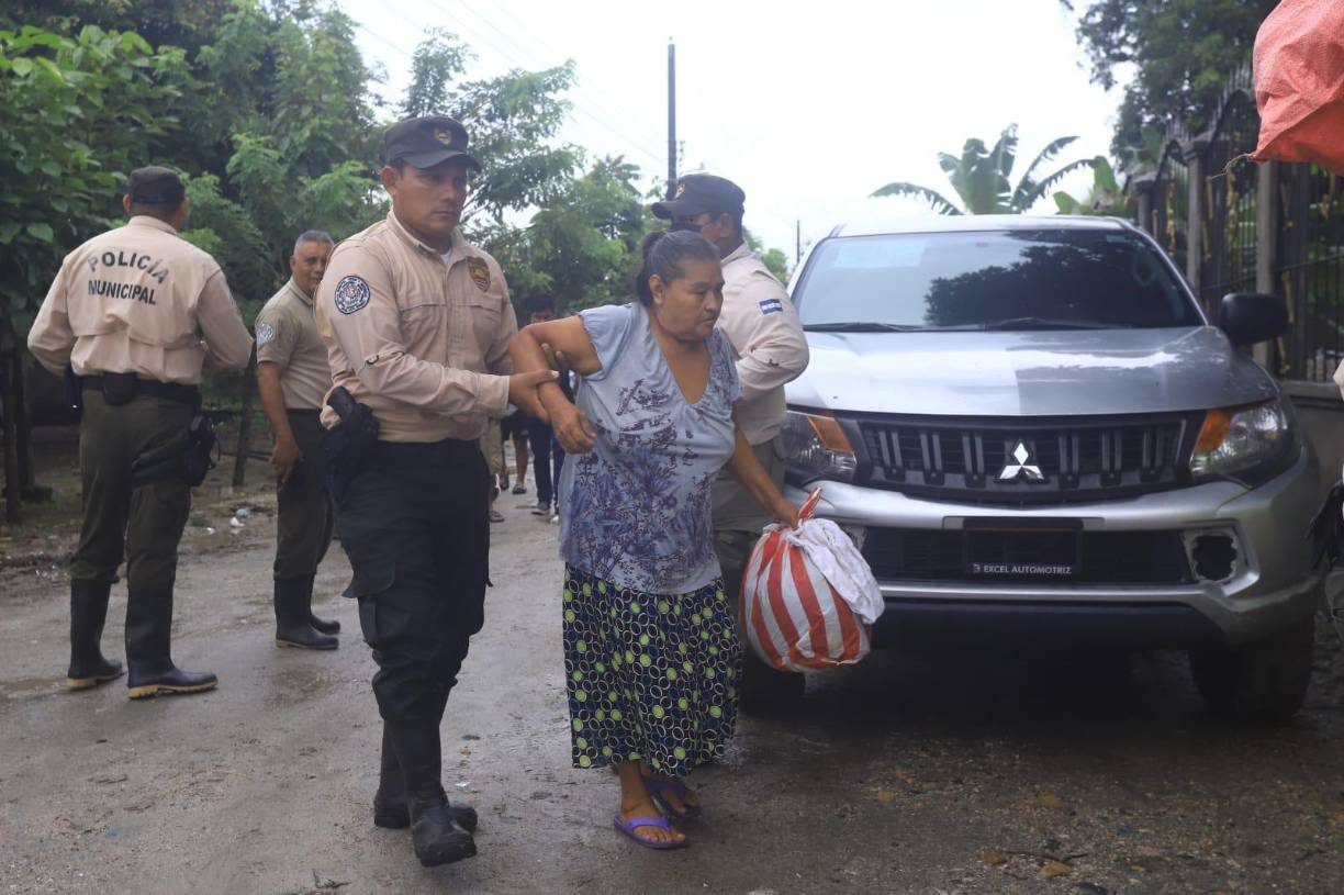 La Policía Municipal también se sumó a apoyar las evacuaciones. 