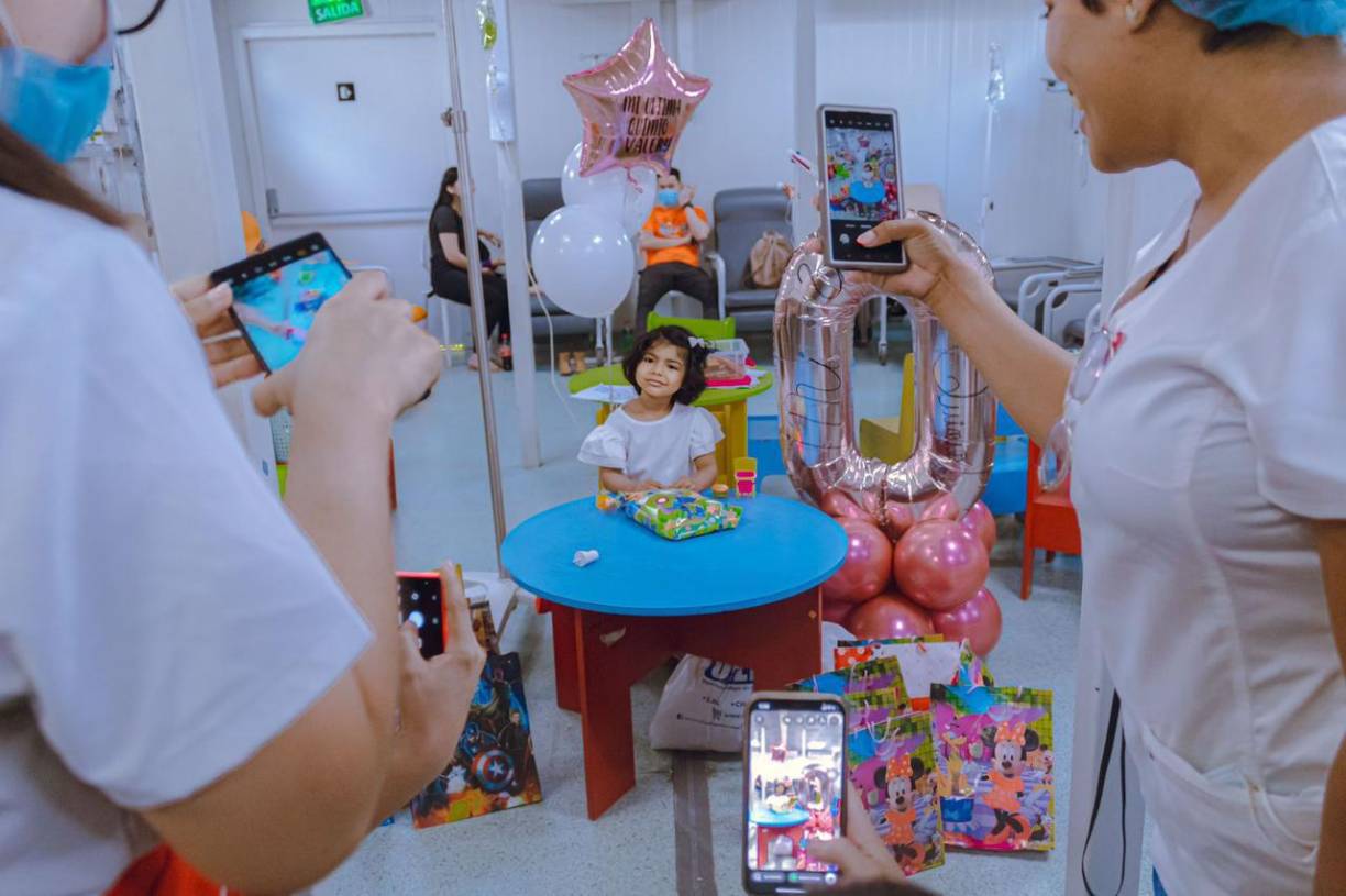 En la sala de oncología pediátrica del Mario Rivas, la pequeña recibió gran parte de su tratamiento. Ahí fue un día de jubilo anunciar a los felices padres que la niña tenía limpia de células cancerígenas su médula espinal.