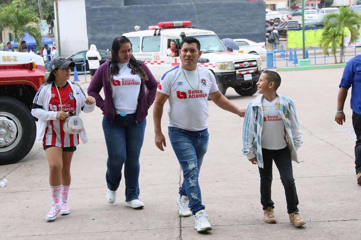 La familia olimpista llegó al estadio Juan Ramón Brevé Vargas para apoyar al Rey de Copas contra Olancho FC.