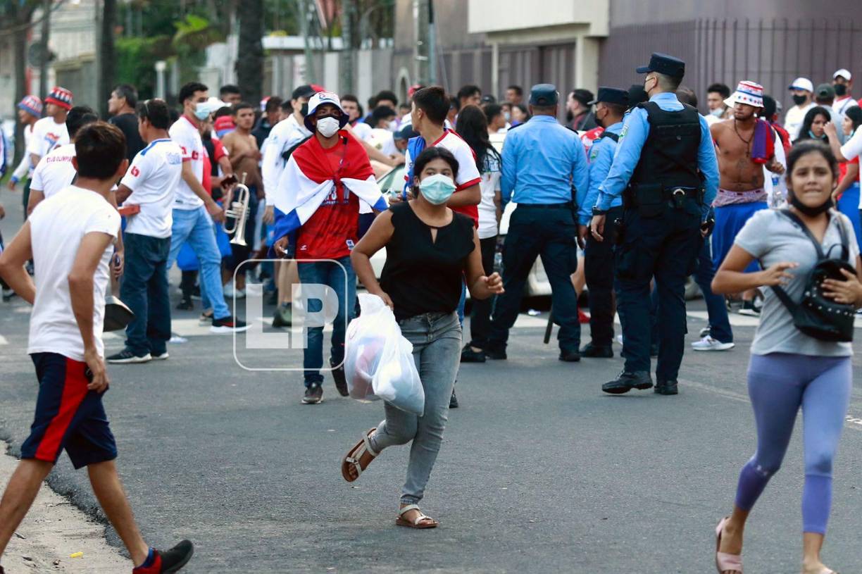 Muchas personas salieron corriendo despavoridos tras escuchar los disparos.