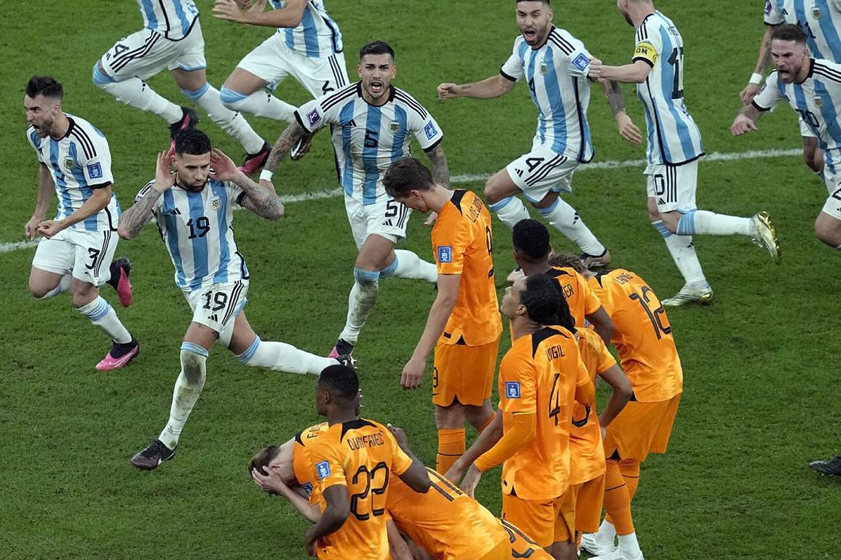 Nicolás Otamendi celebra en la cara de los neerlandeses la clasificación a semifinales. Otros jugadores también se burlaron.