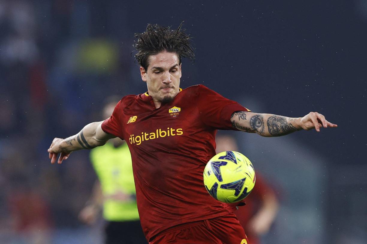 De acuerdo a Sky Sport Italia, la Roma evalúa medidas disciplinarias contra el jugador Nicolò Zaniolo. Según el club romanista, el centrocampista causó doble daño a su equipo: primero al optar por no jugar y ser convocado contra Spezia y Napoli... luego al no aceptar la única oferta oficial que había.