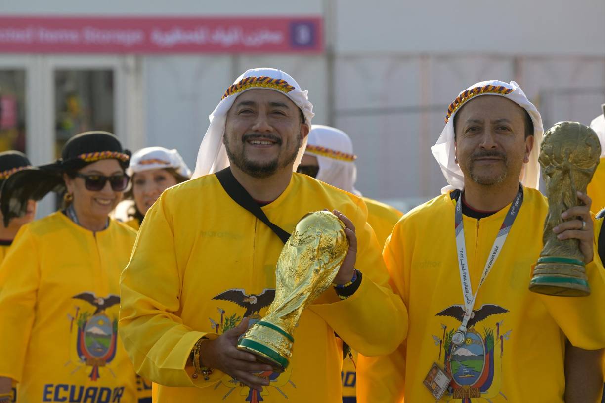 Fans of Ecuador display fake World Cup trophies as they arrive at the Al-Bayt Stadium in Al Khor, north of Doha, on November 20, 2022, before the kick-off match of the Qatar 2022 World Cup football tournament between Qatar and Ecuador. (Photo by JUAN MABROMATA / AFP)