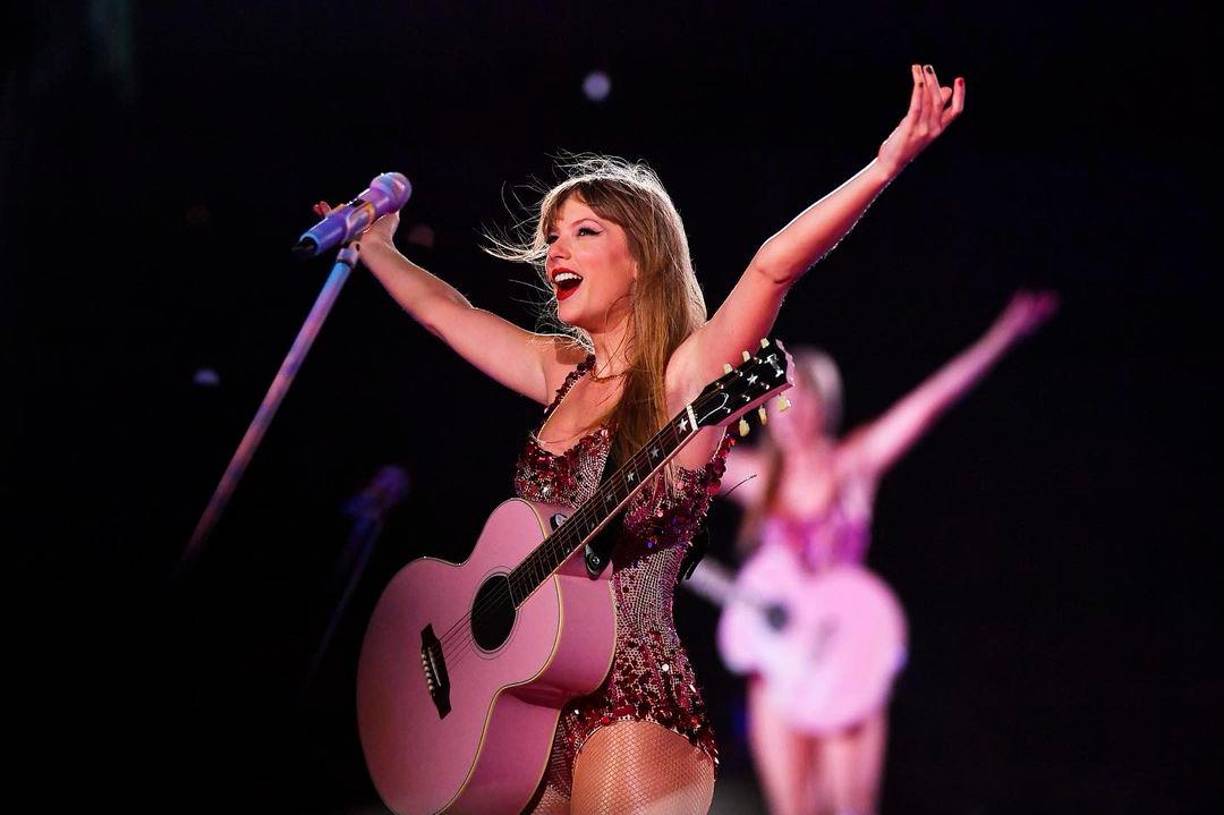 Taylor Swift compartió un emotivo momento con los parientes de la víctima detrás del escenario después de dar su último concierto en Sao Paulo, Brasil, el domingo. Ana Clara Benevides Machado, la joven que perdió la vida en el primero de los tres conciertos que la artista norteamericana dio en Brasil.