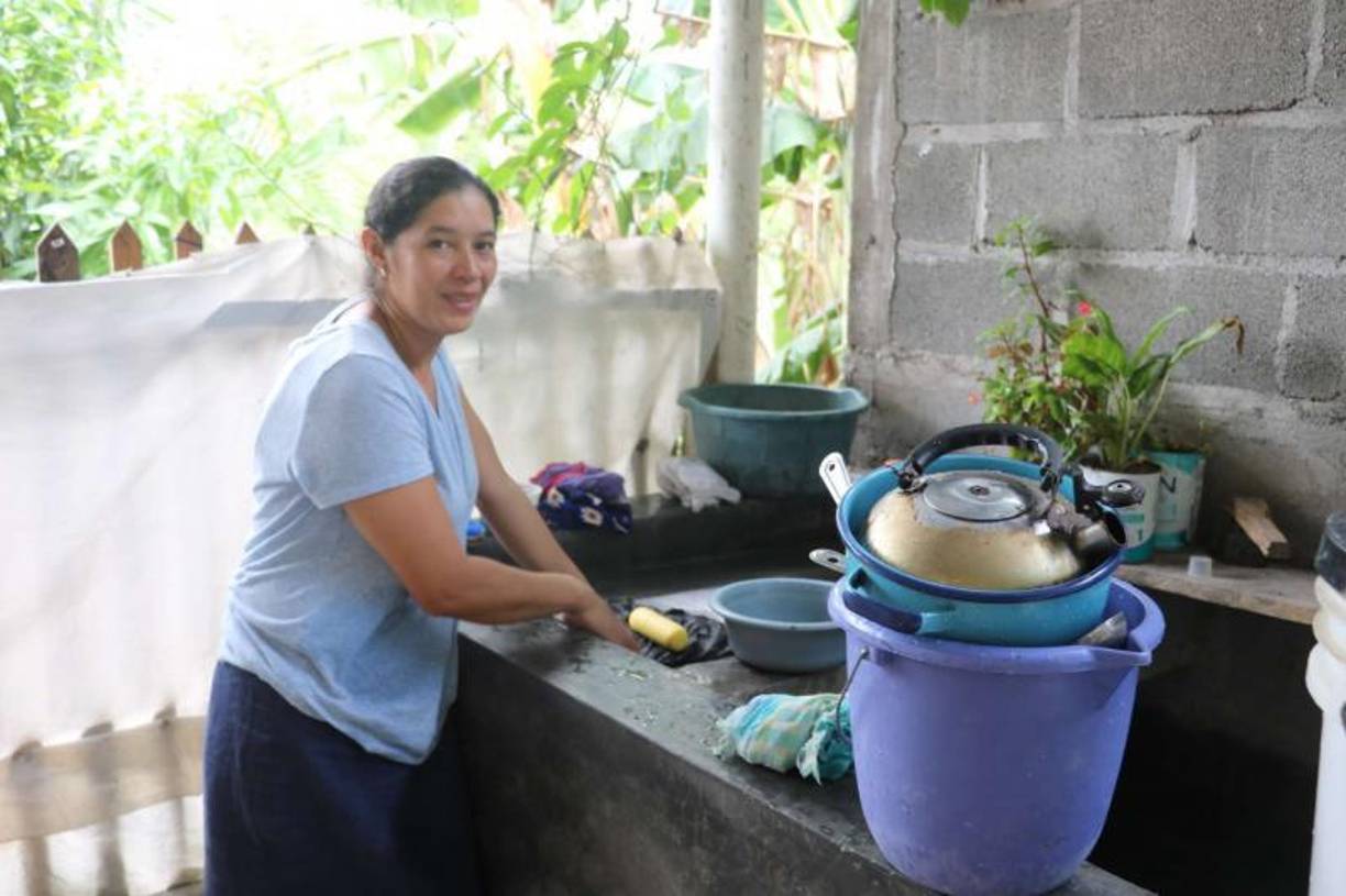 Para Norma, su hijo y su esposo eran quienes suplían las necesidades del hogar, al perderlos, por no tener preparación o recursos, se dedica a la venta de tamales y tortillas por encargo. “Tengo que ser fuerte y seguir adelante por mi hija”.