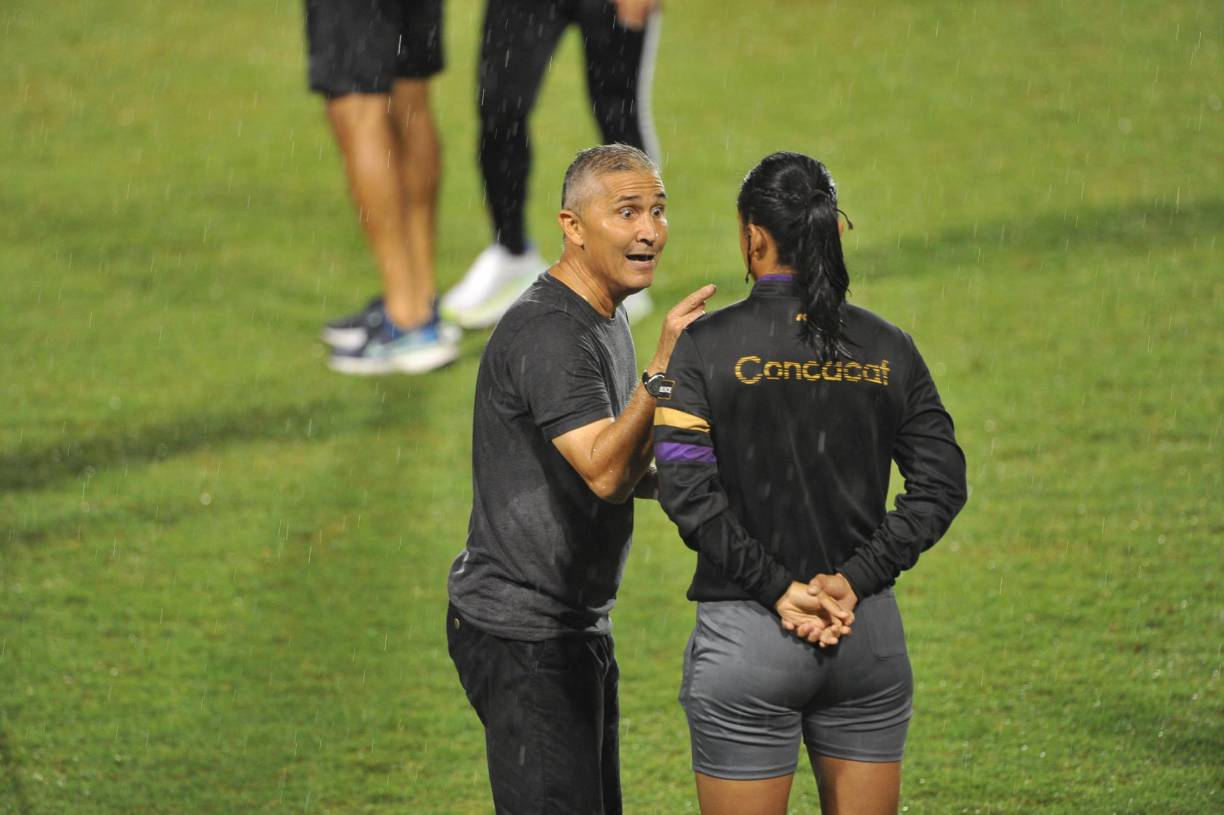 Sobre el final del juego, el estratega de Nicaragua reclamó sobre una polémica jugada, la cual no fue sancionada y la jueza central finalizó el encuentro.