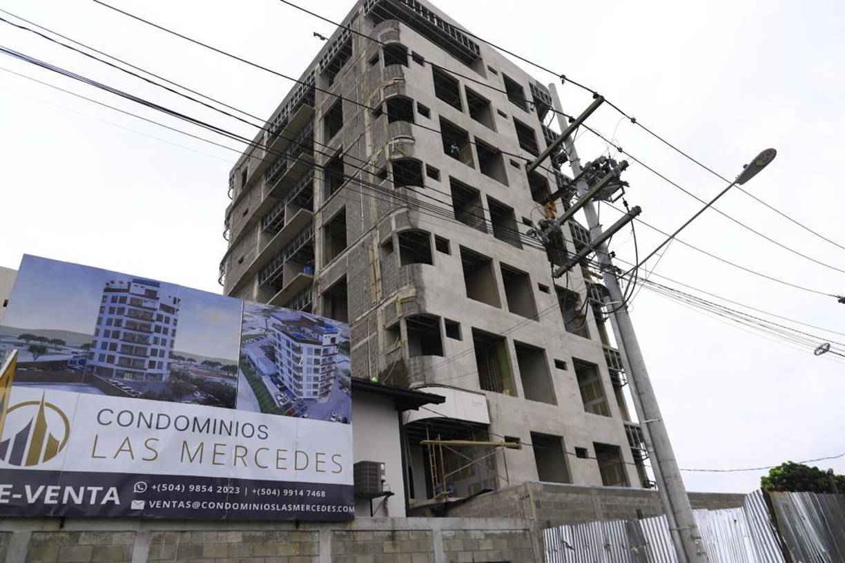 La torre es de siete pisos, con 23 apartamentos, área comercial y diversas áreas de esparcimiento.