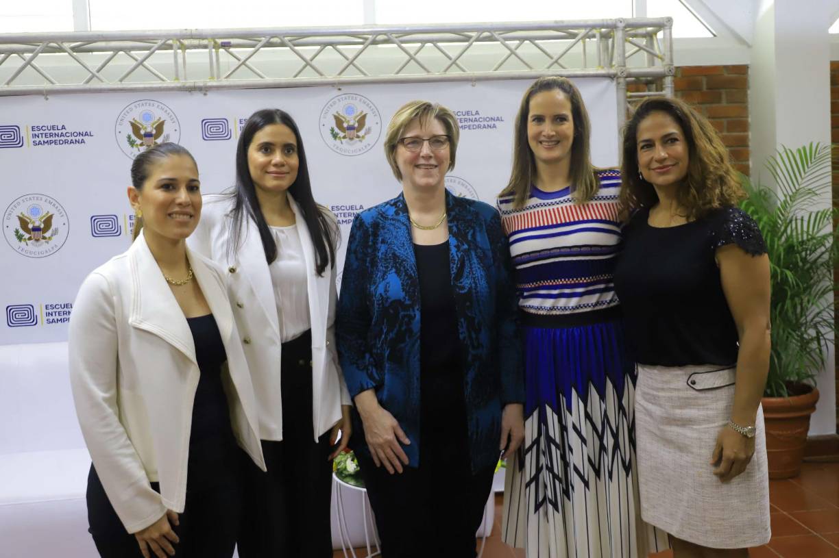 Dogu posó junto al staff de la institución
