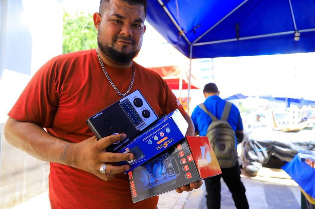 Ante la falta de empleo y oportunidades, muchos ciudadanos deciden comprar productos para revender.