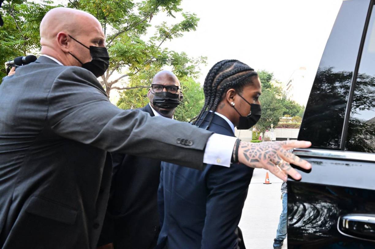  El rapero de “Praise the Lord” fue sorprendido este lunes con dos cargos de agresión con un arma de fuego semiautomática, con acusaciones de usar personalmente un arma en el altercado, según los fiscales.