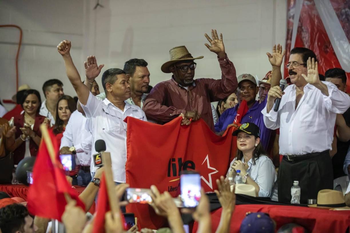 “La gente te pide, Héctor”, expresó el exgobernante, que goza de simpatía entre las distintas corrientes y movimientos de Libre. 