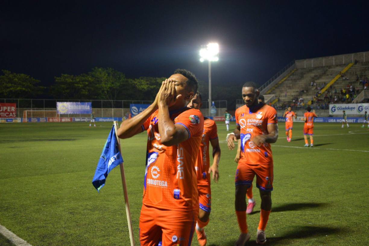 Posterior a ese duelo, los Lobos de la UPNFM sorprendieron al doblegar a Marathón en Choluteca, sin embargo, el equipo hizo historia al alinear por primera vez a tres extranjeros en su 11 inicial. 