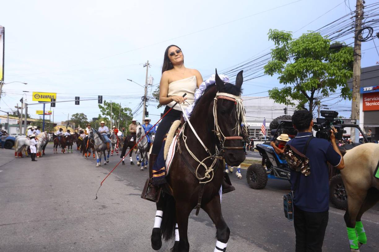 Luego de tres horas de recorrido el desfile finalizó en el Monumento a la Madres, para que posteriormente los jinetes y amazonas continuarán su camino hasta las instalaciones del Agas.