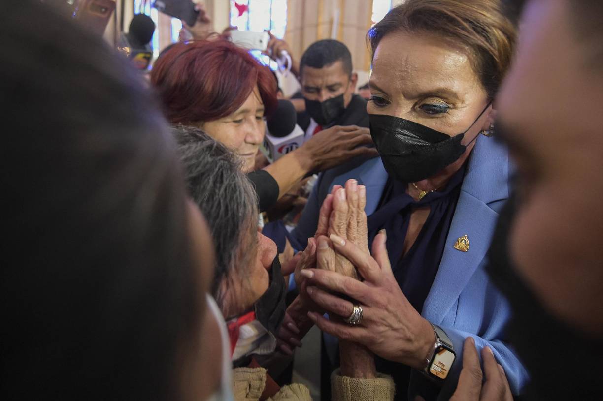 La presidenta de Honduras, Xiomara Castro, saluda a un creyente durante una misa por la 275a aparición de la Virgen de Suyapa, patrona de Honduras, en la Basílica de Suyapa en Tegucigalpa el 3 de febrero de 2022. 