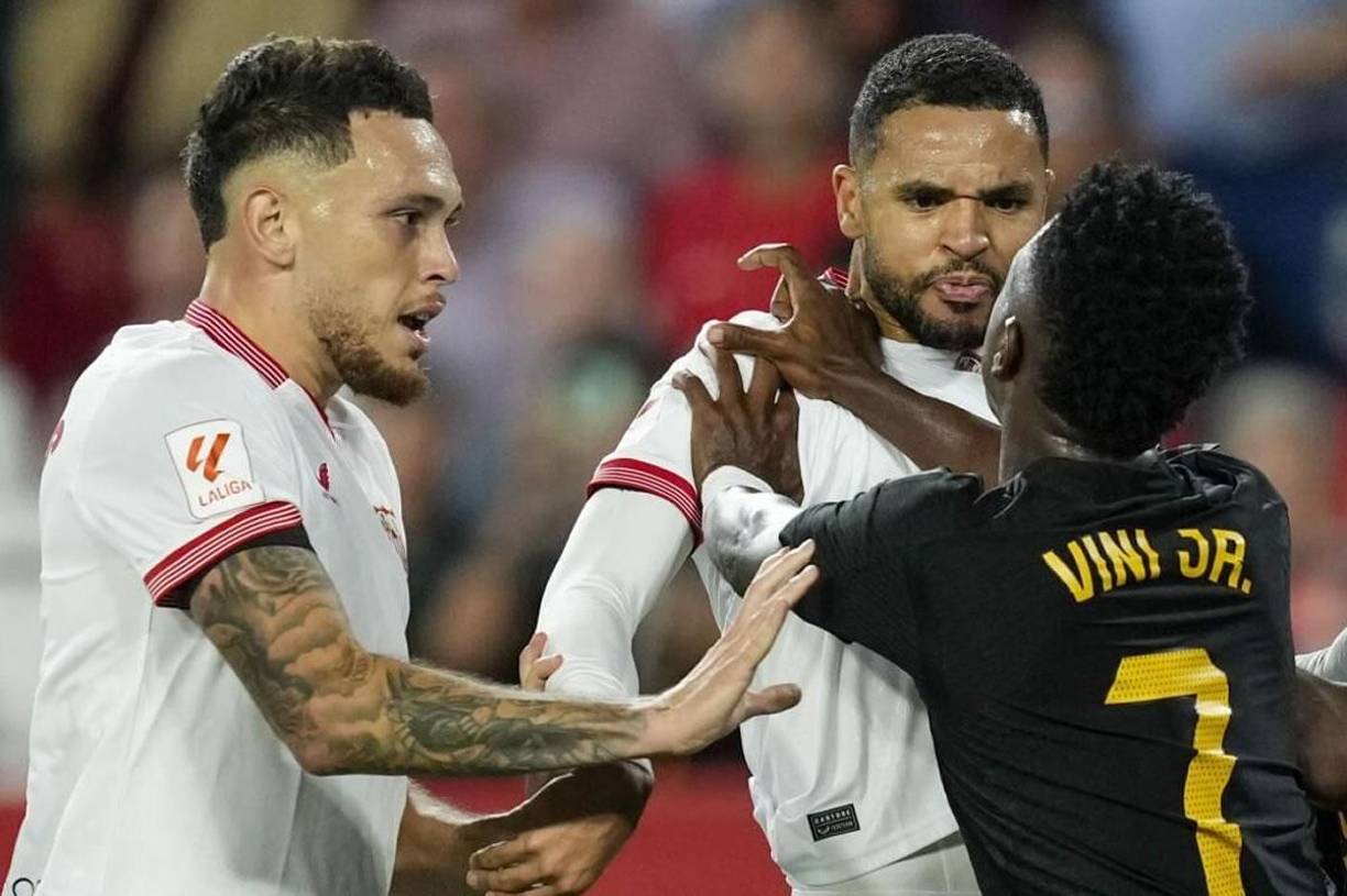 Vinicius respondió y trató de quitarse de encima a Youssef En-Nesyri y a Lucas Ocampo.