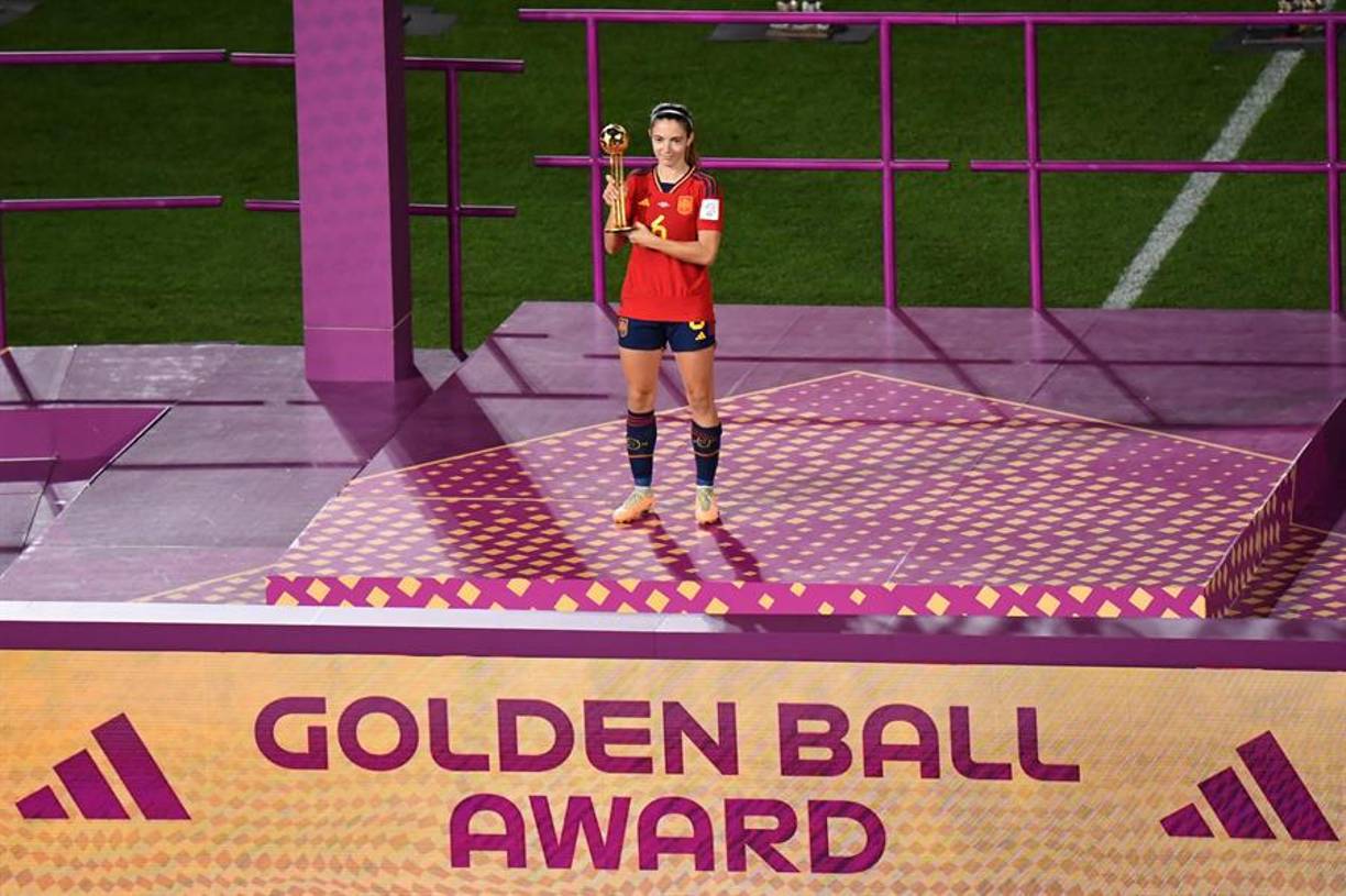  Aitana exhibía orgullosa su medalla. Fue galardonada como la Mejor Jugadora del Mundial.