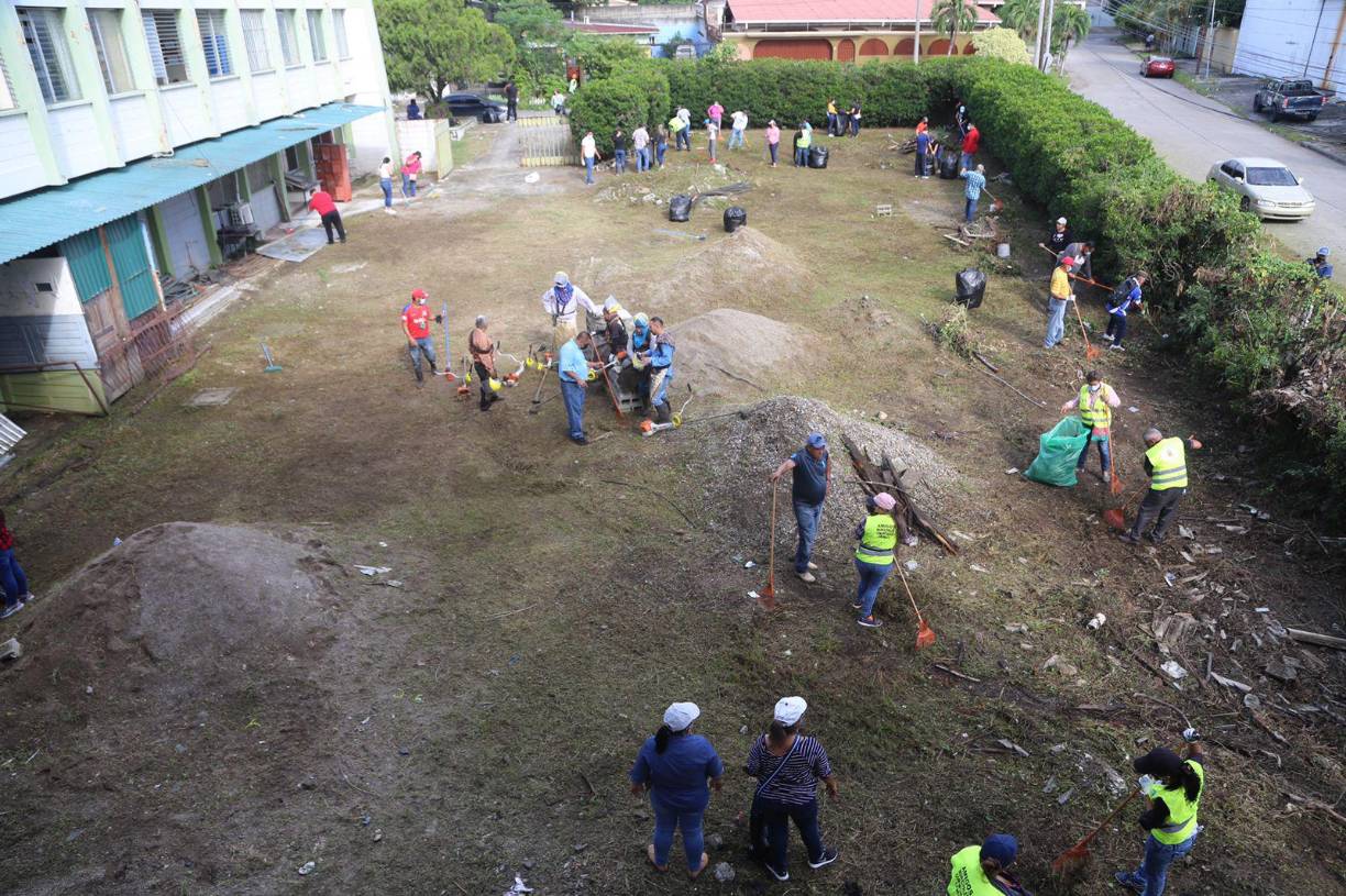 Un equipo de voluntarios tanto municipales como comunitarios, realizaron jornada de limpieza y fumigación en la Escuela de Música Victoriano López y Escuela de Aplicación Musical.