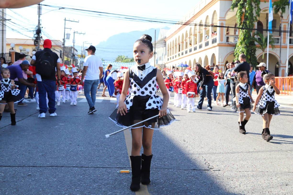 La música es una parte integral de los desfiles. Las bandas de música interpretan canciones patrióticas y ritmos tradicionales de Honduras. Grupos de danzas folclóricas también participan, mostrando la riqueza de la cultura hondureña.