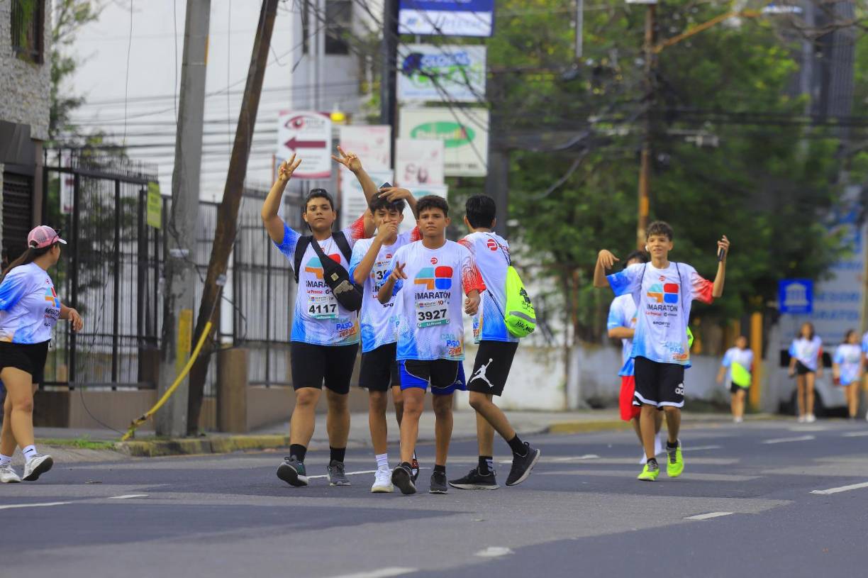 Estos jóvenes saludan al lente de La Prensa durante el recorrido de este domingo 16 de junio de 2024.
