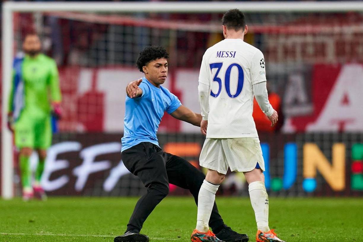 Un hincha se metió al campo tras el final del partido para conocer a Messi, pero rápido entró la seguridad para detenerlo. El argentino se asustó por su presencia.
