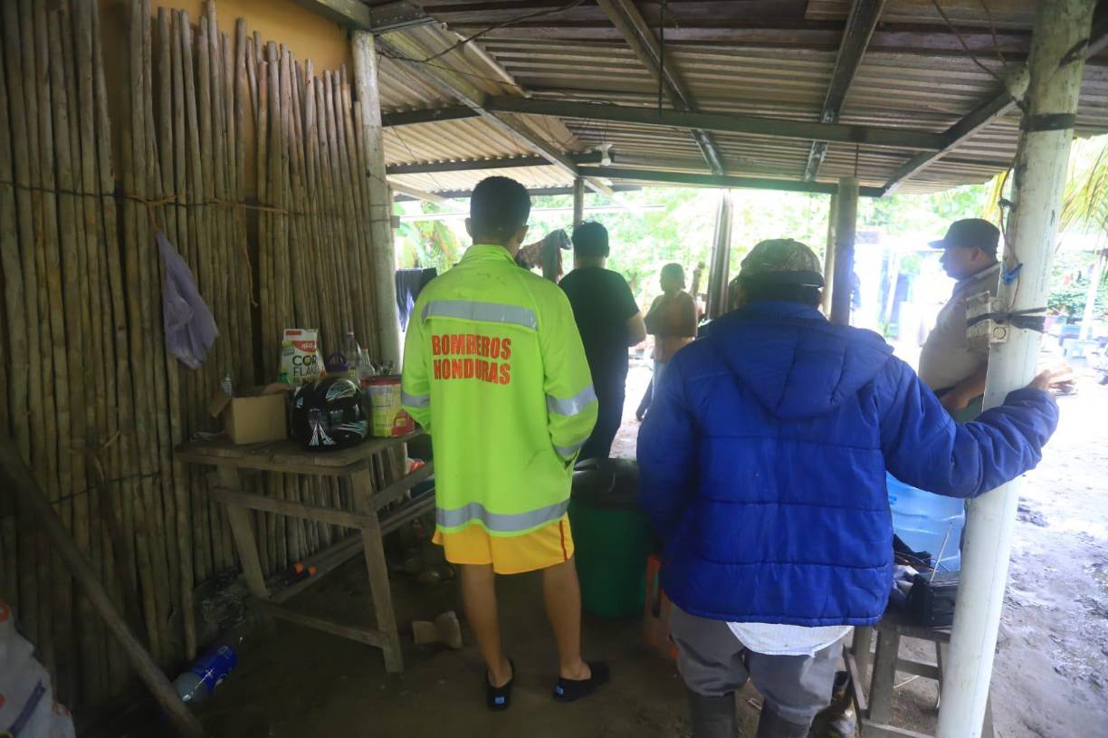 Los bomberos se sumaron en las labores de evacuación. 