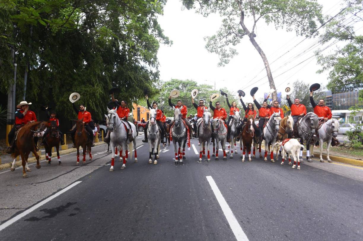El recorrido arrancó desde la la intersección de la 10 avenida circunvalación de la Capital Industrial con la participación de más de 400 jinetes y amazonas de diferentes ciudades del país y también de los países hermanos Guatemala y Nicaragua.