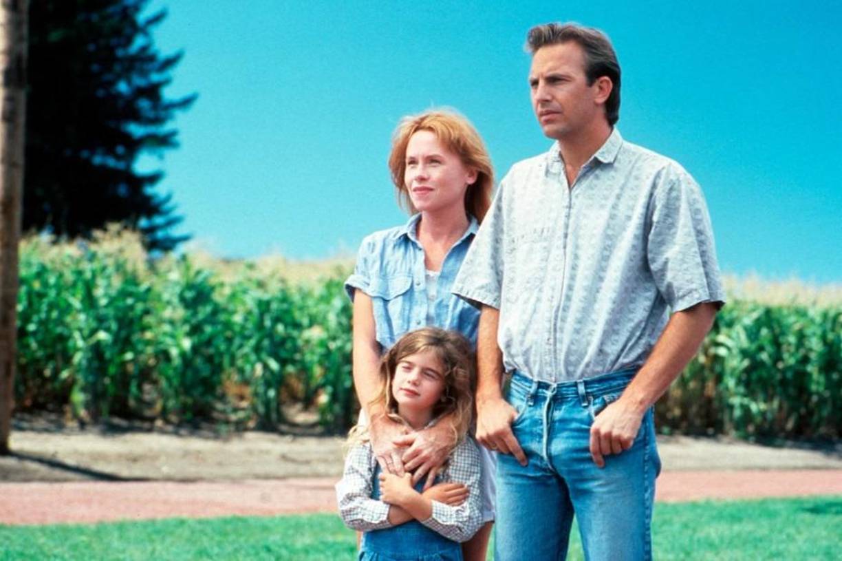 Affleck y Damon eran solo adolescentes cuando consiguieron trabajos como extras en “Field of Dreams” de 1989. Fue cuando el dúo vivía en Massachusetts, aunque viajaban con frecuencia a Nueva York para actuar. Respondieron a una llamada de extras en Fenway Park por una razón muy simple: “Solo para ir a Fenway”, le dijo Damon a Dan Patrick en 2021. “Fuimos extras en ‘Field of Dreams’. Apuesto a que probablemente hubo 3.000 extras en una escena de gran multitud cuando Kevin Costner y James Earl Jones están en el partido de béisbol”. A pesar de su pequeño papel, tuvieron la oportunidad de hablar con el protagonista de la película, Kevin Costner. “Costner salió y pasó el rato con los extras”, recordó Damon. “Y Ben y yo fuimos y entablamos una conversación con él. Y probablemente nos dio cinco minutos. Fue increíblemente generoso con su tiempo”.