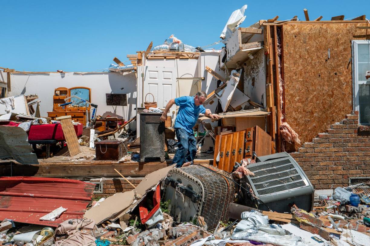 Las autoridades han difundido avisos de posibles tornados en al menos 10 estados desde Texas a Kentucky, una franja de territorio que incluye ciudades como Dallas y Waco en Texas; Springfield en Misuri; Nashville y Knoxville en Tennessee, y Huntsville en Alabama.