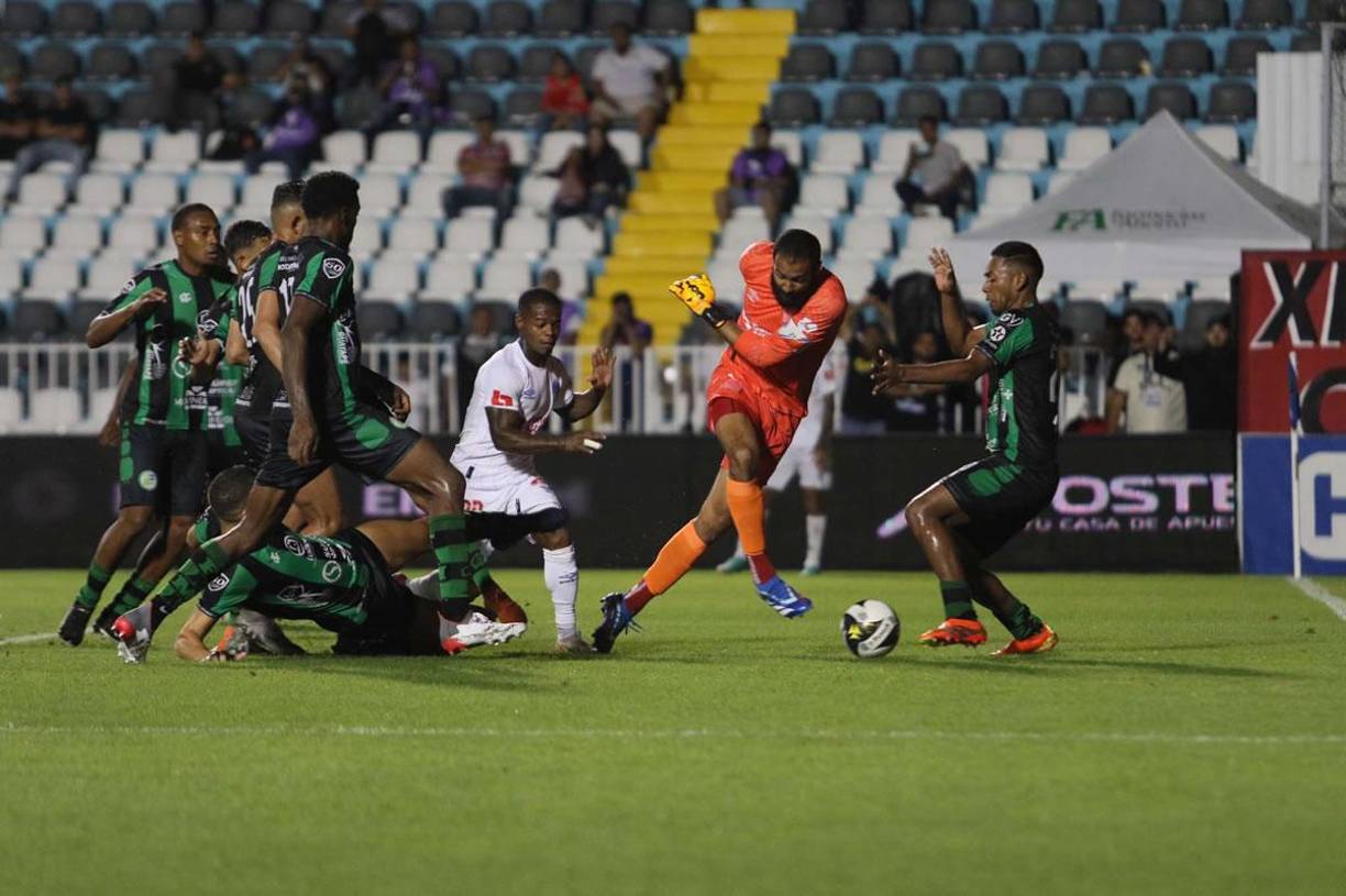 La secuencia en imágenes del polémico gol de Edrick Menjívar tras la mano de Edwin Solani Solano.