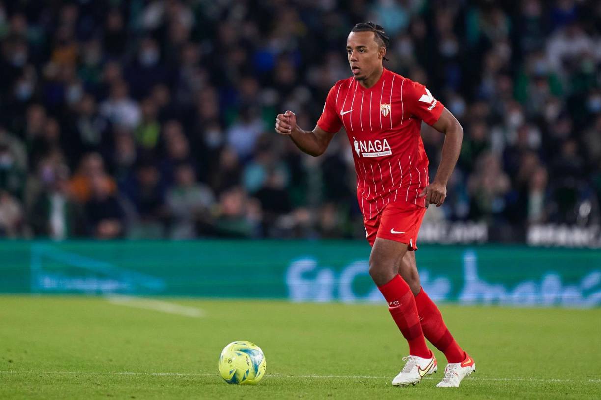  El Chelsea le ha lanzado una oferta al Sevilla por Jules Koundé de unos 55 millones de euros. El zaguero francés también es pretendido por el FC Barcelona.