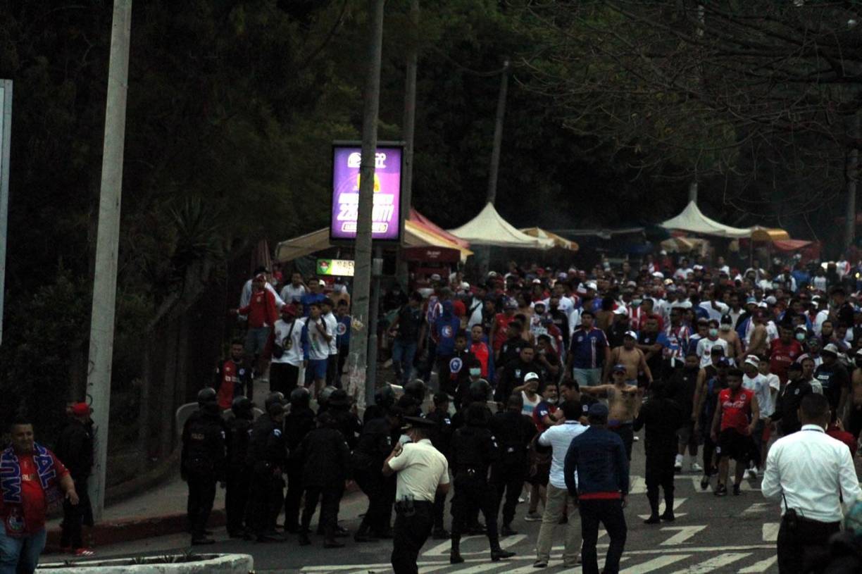 Antes del inicio del partido, las barras de Municipal y Olimpia protagonizaron lamentables disturbios en las inmediaciones del estadio Doroteo Guamuch Flores.