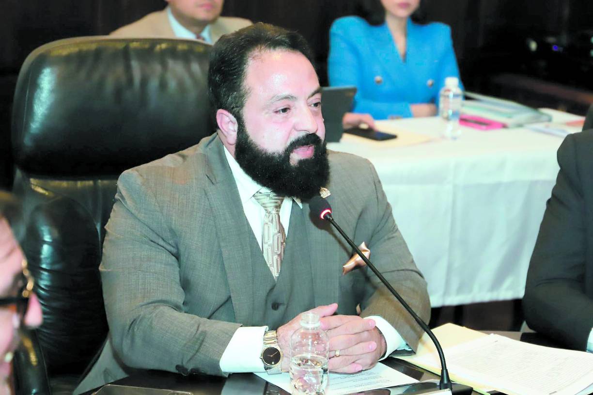 Cuestionó que esa coalición obedece únicamente a un grupo de personas con intereses y no a un partido político en específico. 