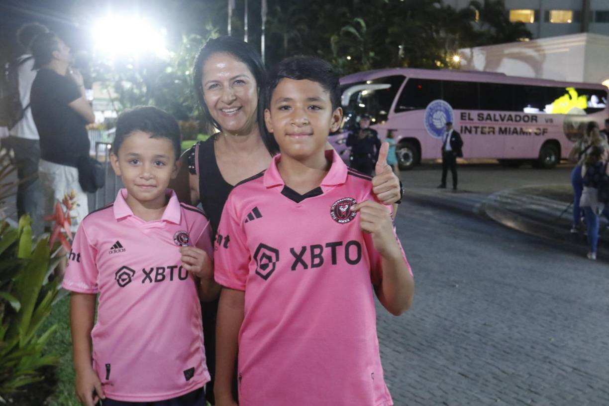 ¡Llegaron con estilazo! Los pequeños fanáticos del argentino también se hicieron presentes previo al arribo del argentino y compañeros del Inter Miami. 