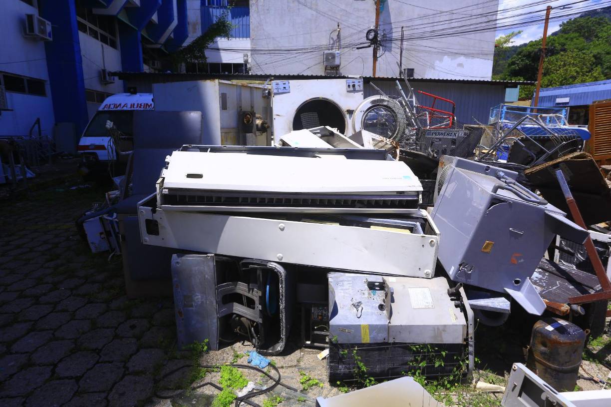Aires acondicionados, lavadoras y algunas ambulancias de tiempos antiguos se encuentran en el sitio.