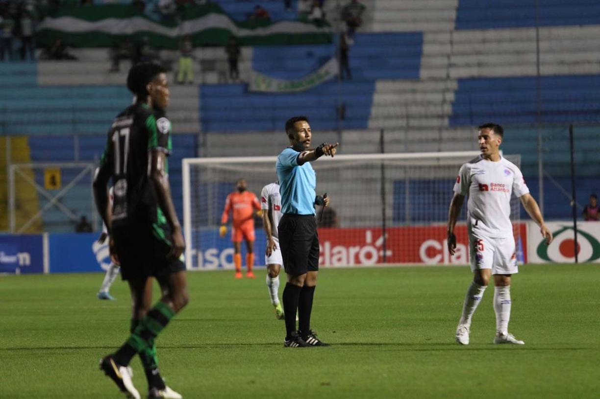 El árbitro Kevin Ulloa dirigió su primer partido en la Liga Nacional de Honduras.