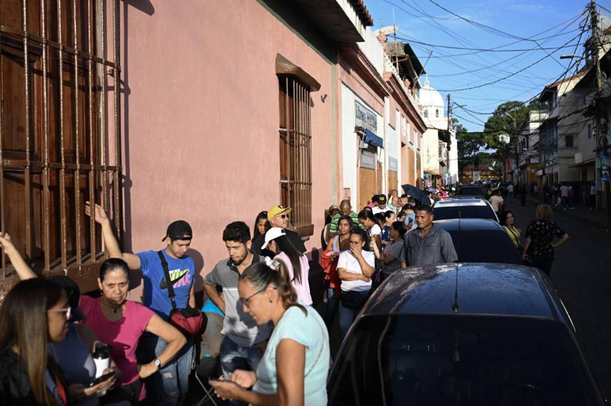 Están autorizados para votar unos 21 millones de personas, sobre una población de 30 millones, pero los expertos estiman que solamente podrán votar unos 17 millones que están en Venezuela y no migraron. El voto no es obligatorio.