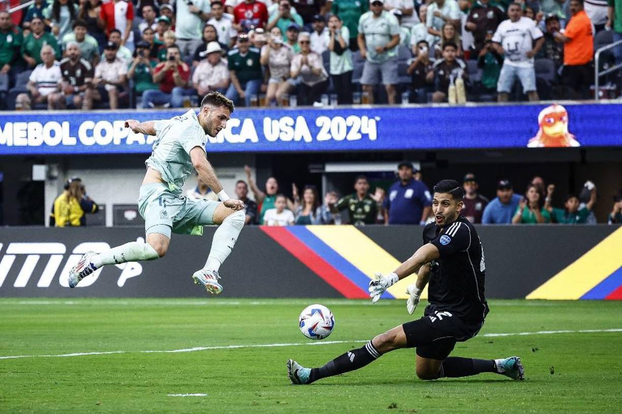 Santi Giménez desperdició ocasiones de marcar ante Venezuela y al final fue clave ya que los venezolanos terminaron venciendo a México.