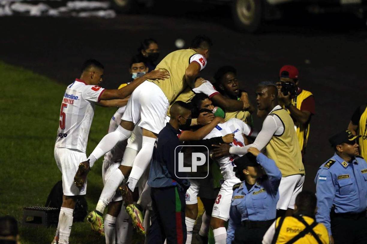 Los jugadores del Olimpia festejando el gol de Michaell Chirinos.