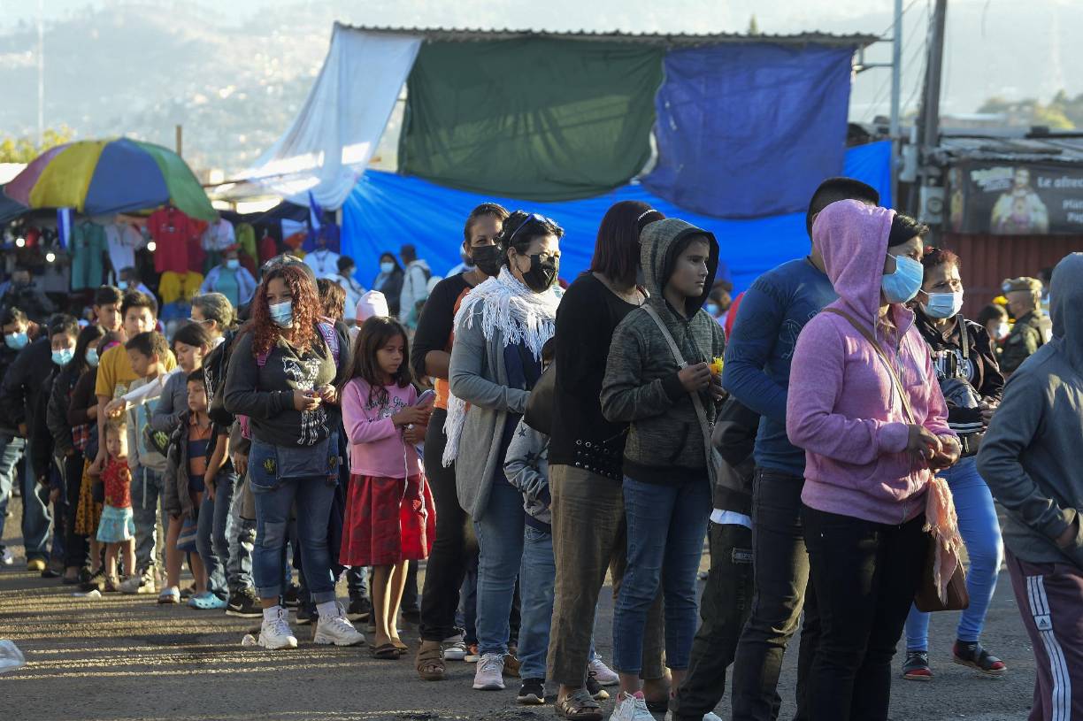  Católicos hacen fila para ingresar a la Basílica de Suyapa para asistir a una misa por la 275a aparición de la Virgen de Suyapa, patrona de Honduras, en Tegucigalpa el 3 de febrero de 2022.