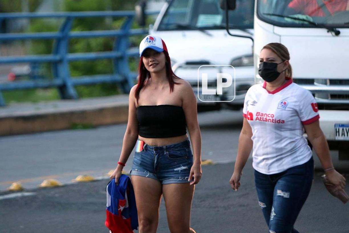 Temprano llegaron estas lindas aficionadas del Olimpia.