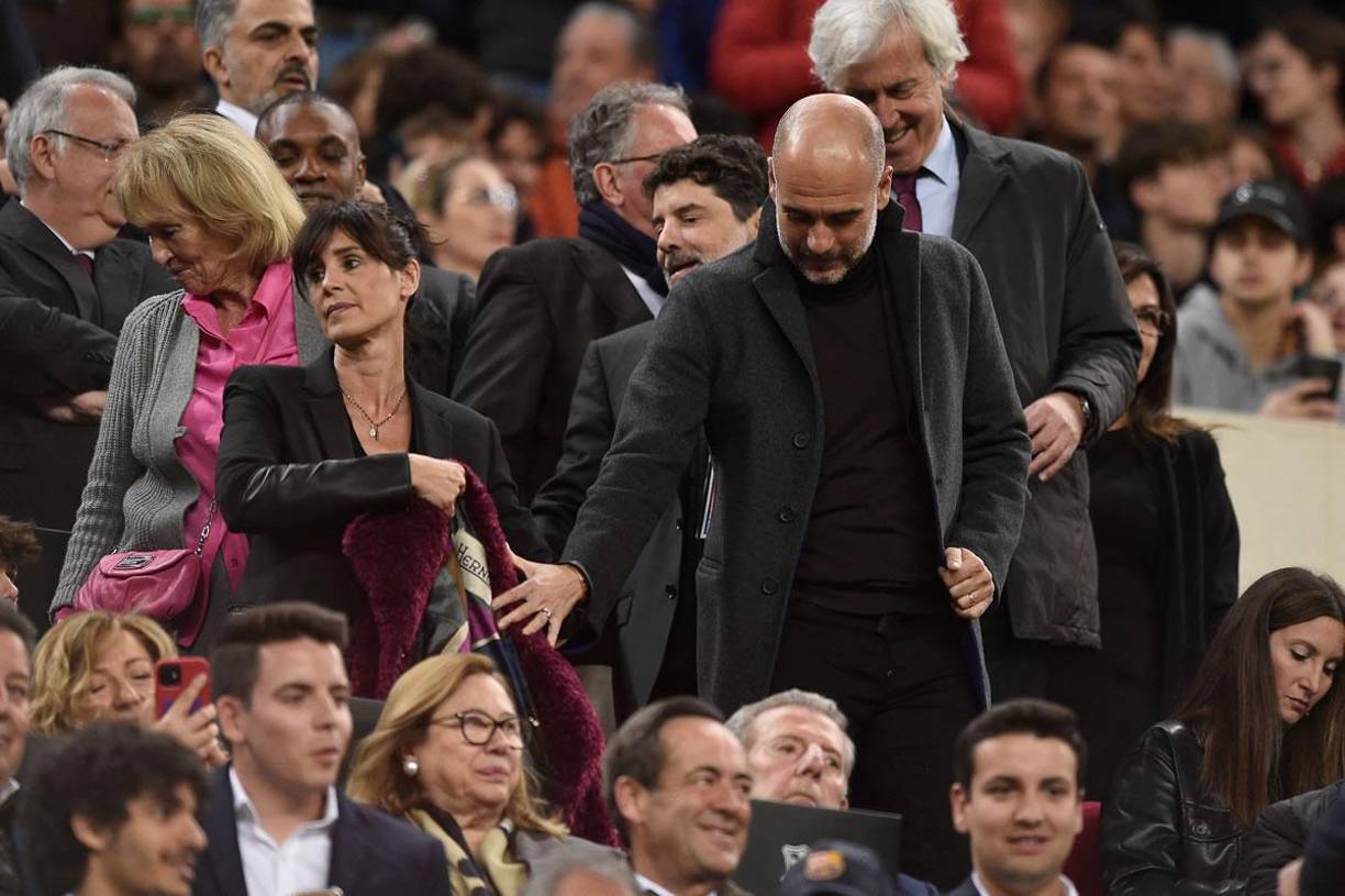 Pep Guardiola llegó al Spotify Camp Nou acompañado de su esposa Cristina Serra.