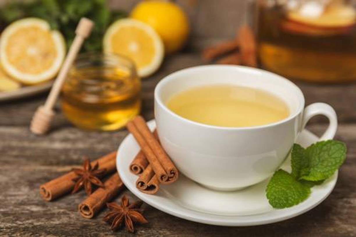 El ponche de limón es una bebida caliente hecha a base de ron y ralladura de limón. Es perfecta para calentar las noches frías y su sabor intenso la convierte en una opción ideal para las reuniones invernales.Estas bebidas no solo son deliciosas, sino que también ofrecen múltiples beneficios para la salud. ¡Anímate a probarlas y disfruta de sus propiedades medicinales mientras te mantienes caliente este invierno!