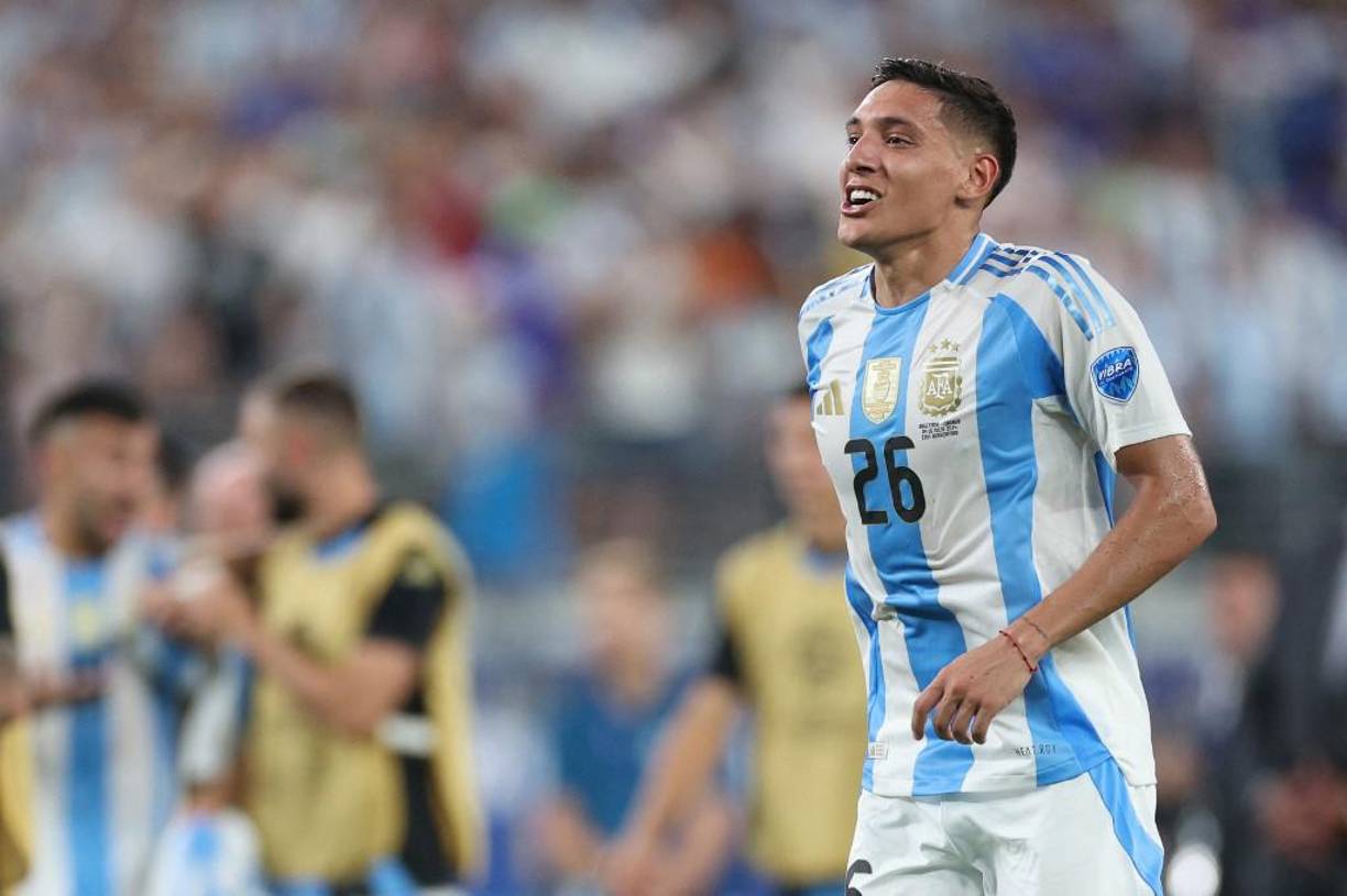 Nahuel Molina podría ocupar el puesto de lateral por la banda derecha si en un caso Gonzalo Montiel no logra recuperarse de las molestias que sufre.