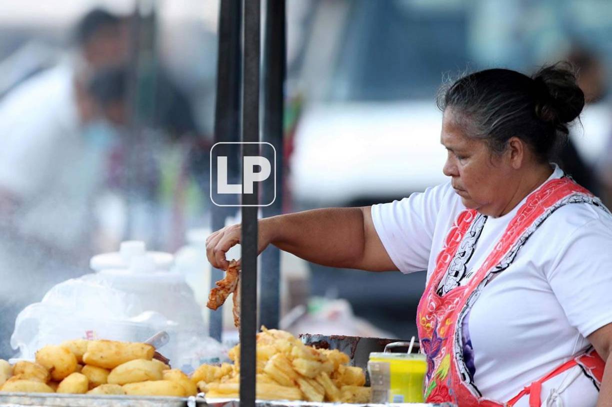 No podía faltar la venta de comida afuera del estadio Nacional Chelato Uclés.