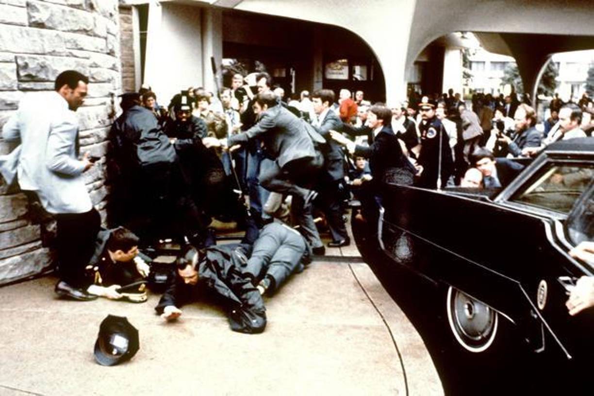 RONALD REAGAN: En 1981, el entonces presidente Ronald Reagan llevaba apenas unos meses en el cargo cuando fue disparado al salir de un hotel Hilton en Washington. 